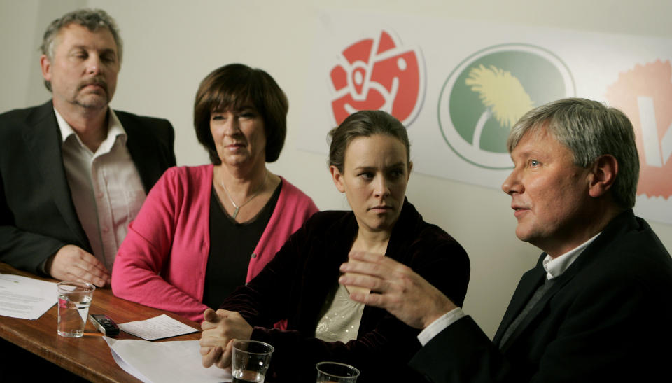  R�DGR�NNE:  Fra venstre Milj�partiets talsmann Peter Eriksson, Socialdemokaraternes leder Mona Sahlin, Milj�parties talskvinne Maria Wetterstrand og Vensterpartiets Lars Ohly p� en pressekonferanse i Stockholm juli 2008. Foto: Mats Andersson / SCANPIX SVERIGE