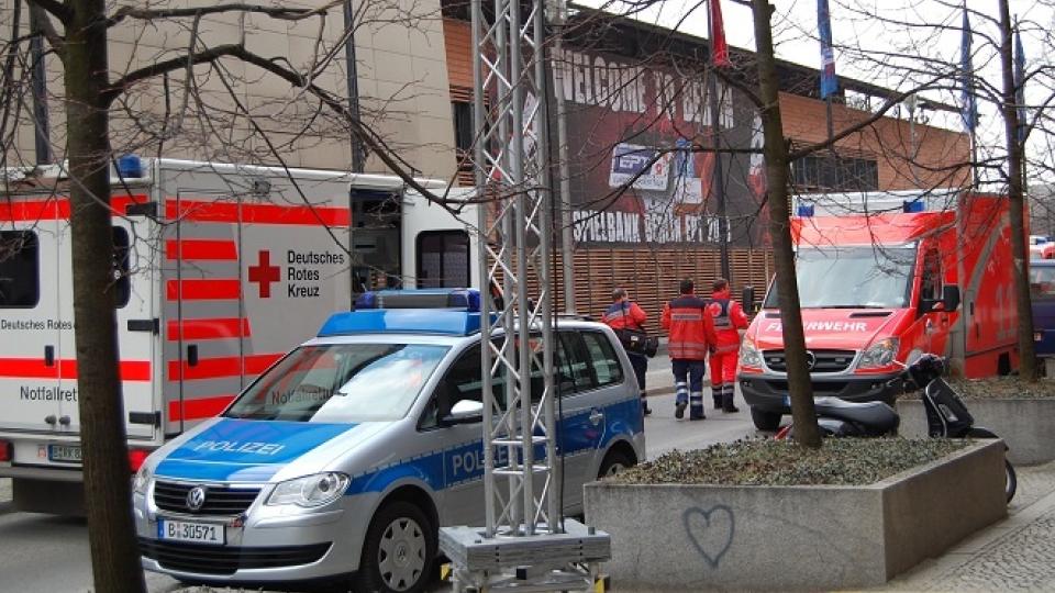BLE RANET: Etter ranet var tysk politi og ambulanser raskt p� plass utenfor lokalet hvor European Poker Tour i Berlin gikk av stabelen. FOTO: Kjetil Fl�ten