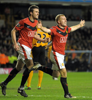 SMILTE BREDT: Paul Scholes er ikke kjent for � vise mye f�lelser p� fotballbanen, men etter scoringen mot Wolves, kostet 35-�ringen p� seg sitt bredeste glis. Foto: SCANPIX/AFP PHOTO/ANDREW YATES