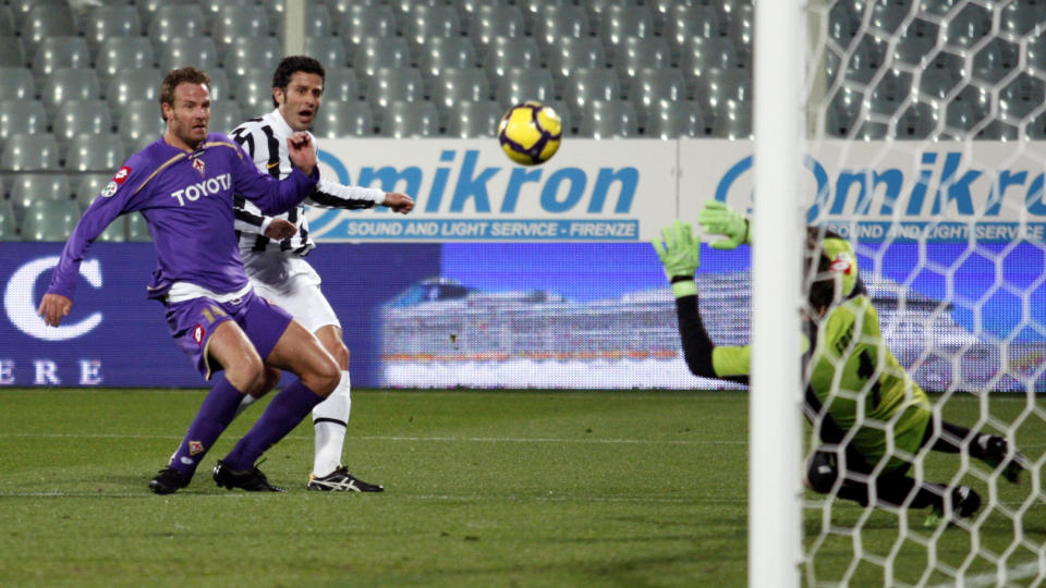 MATCHVINNER: Fabio Grosso (midten) ble matchvinner for Juventus borte mot Fiorentina.Foto: SCANPIX/REUTERS/Giampiero Sposito