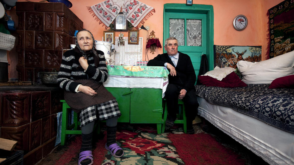 I SKAM: Ekteparet Maria (72) og Vasile (78) Clita skammer seg over at en i familien skal ha drept norske Vera Vildmyren. Her tar de imot Dagbladet p� det lille kj�kkenet, som ogs� er soverom om vinteren. Foto: HENNING LILLEG�RD/DAGBLADET