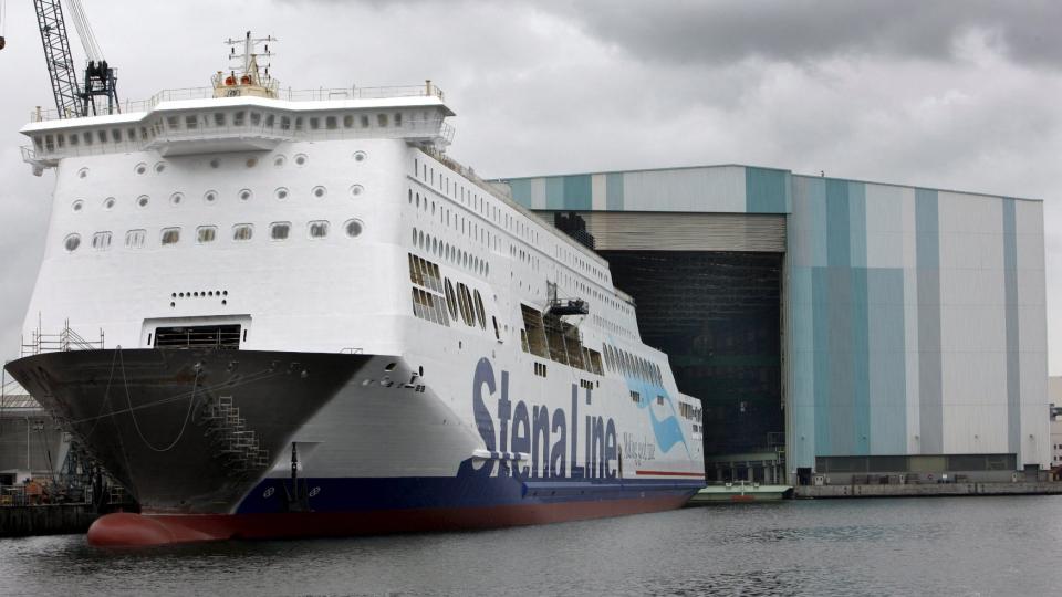 FALT NED FRA FJERDE DEKK: Da en kvinne skulle g� i land fra danskeb�ten Stena Line i Oslo, falt hun fire-fem meter ned og landet p� kaia. Foto: EPA/Jens Buettner