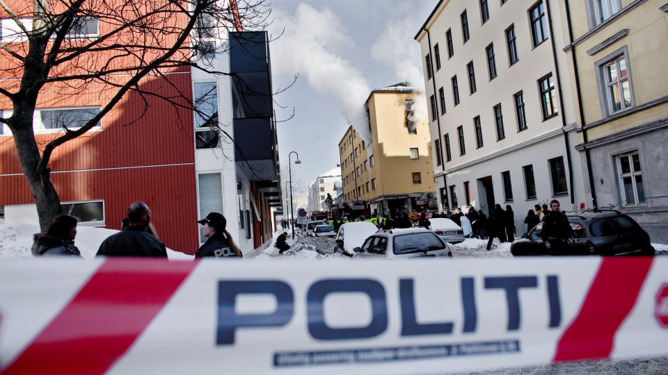TRE PERSONER BLE SKADD: Flere personer ble evakuert da det br�t ut brann i en byg�rd p� V�lerenga l�rdag ettermiddag. Tre personer ble skadd, �n av dem alvorlig. Foto: Kyrre Lien / SCANPIX