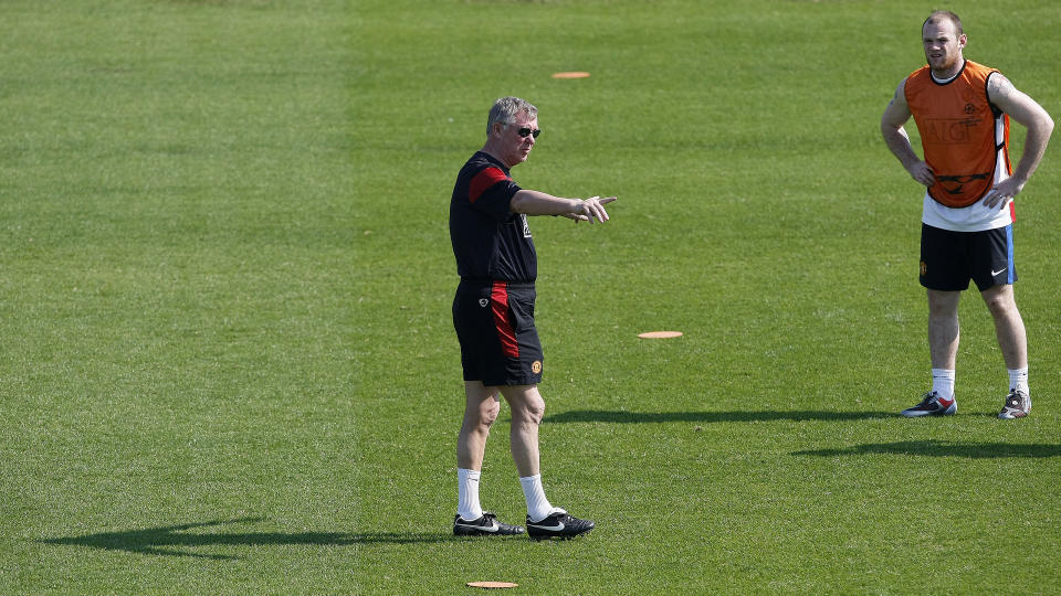 SLITER: Wayne Rooney forverret kneproblemene da han spilte for England i forrige uke. Foto: Scanpix/AFP/KARIM JAAFAR