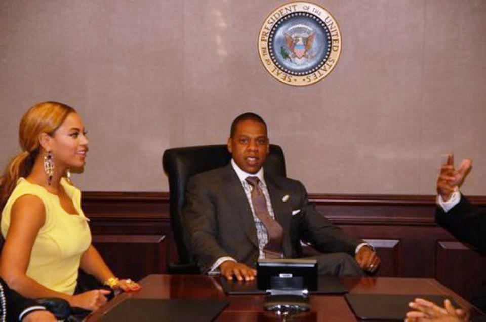 NOEN KULERE? Jay-Z har priviliget av � ha verdens mektigste mann som erkl�rt fan, og har neppe noe imot � l�ne president Obamas stol for noen minutter. Foto: RAPRADAR.COM (med tillatelse)