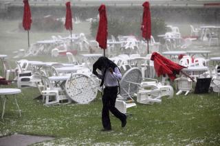 FLYKTET FRA STORMEN: Superl�rdagen p� veddel�psbanen Flemington i Melbourne ble avbrutt av et plutselig haglskur. Foto: EPA/SCANPIX