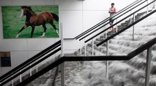 OVERSV�MMELSE: Store mengder nedb�r f�rte til flere oversv�mmelser i staten Victoria i g�r. Uv�ret fortsetter det neste d�gnet.  Foto: EPA/SCANPIX