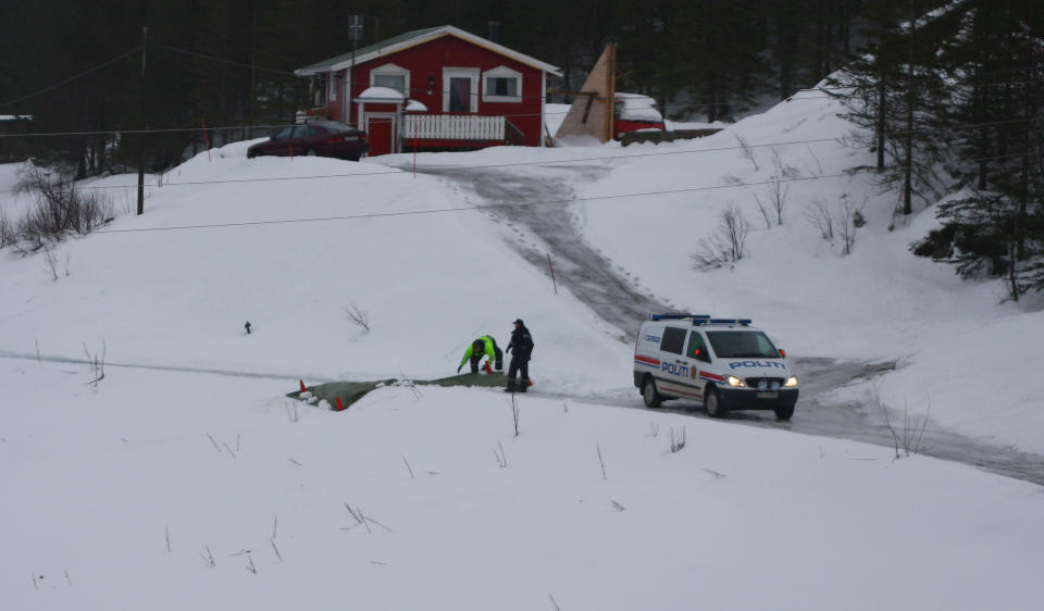 FUNNET I VEIKANTEN: Avd�de ble funnet av en forbipasserende der de to politimennene st�r i midten av bildet. FOTO: Geir Lakselvhaug
