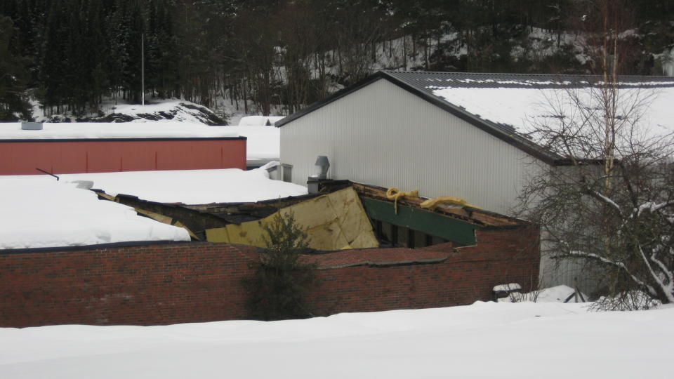 TAKET RASTE SAMMEN: P� grunn av tung sn� raste taket ned i sv�mmehallen p� Hatlestrand i Kvinnherad. Foto: V�RIN EKELAND