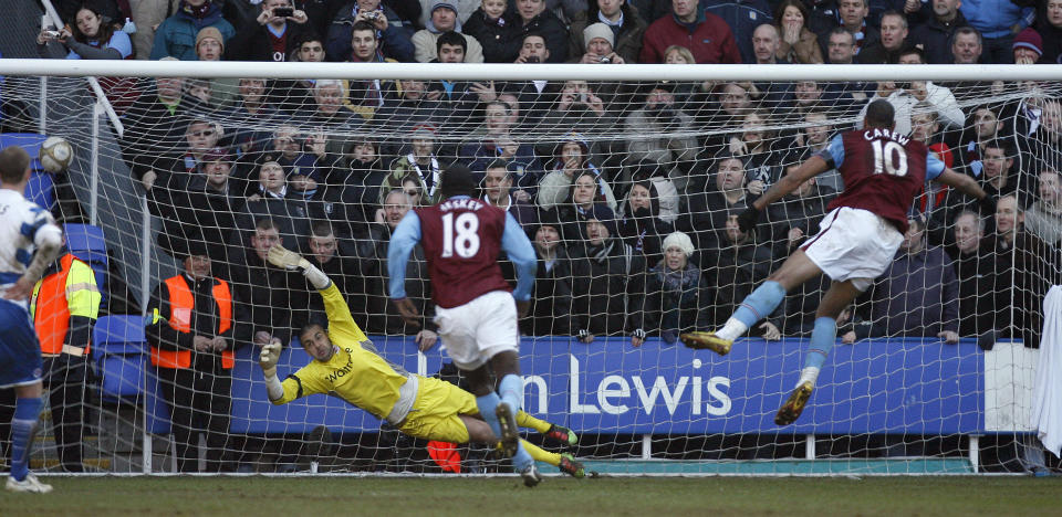 INGEN TVIL: John Carew smalt inn sitt tredje og Aston Villas fjerde fra straffemerket p� overtid.Foto: SCANPIX/AFP/GLYN KIRK