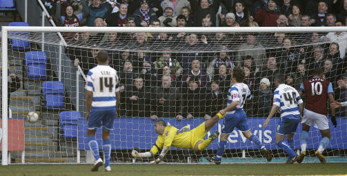 UTLIKNINGEN: John Carew satte inn 2-2 med hodet.Foto: SCANPIX/AFP/GLYN KIRK