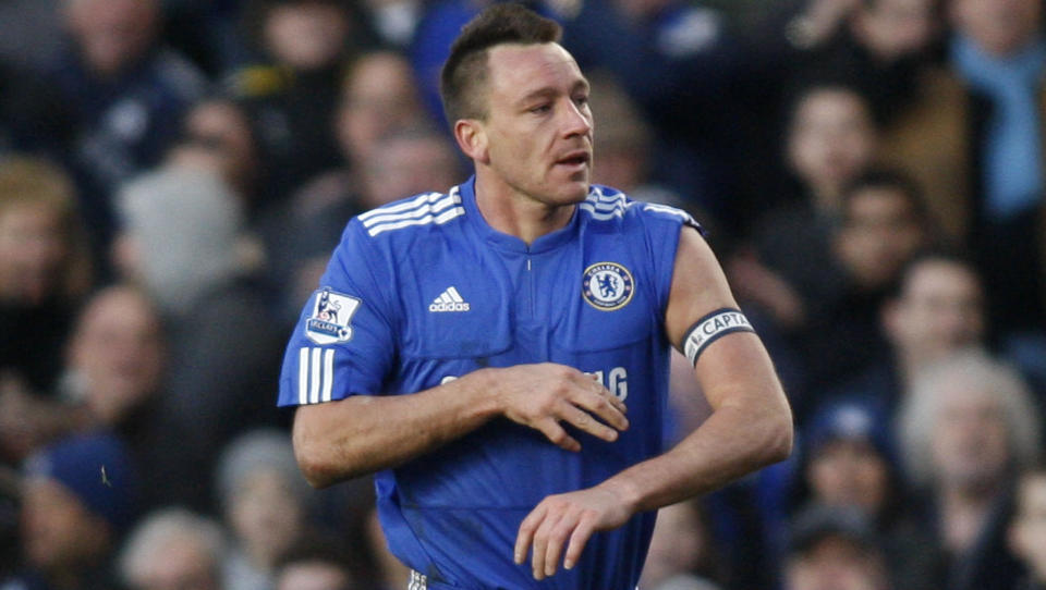 REVANSJELYSTEN: John Terry har m�ttet t�le massiv kritikk b�de for det han har foretatt seg p� og utenfor banen. Da han sendte Chelsea opp i 2-0 mot Stoke, var kapteinsbindet et sentralt element i scoringsfeiringen.Foto: SCANPIX/AP Photo/Sang Tan