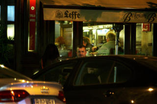 S�KTE OPPMERKSOMHET: Den draps- og tyverid�mte var ofte � se i et omr�de av Bucuresti der det ligger mange kafeer og utesteder, som p� dette bildet fra april 2009. Foto: Vlad Stanescu/Evenimentul.