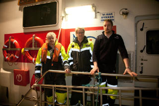 F�RST P� STEDET: Redningssk�yta �Erik Bye� var f�rste b�t p� stedet, og forteller at de tok kontroll over s�ket. Den ene jenta ble funnet inne med fj�resteinene, den andre litt lenger ute p� havet. Besetningen om bord (fra venstre) Roger P. Jensen, Thomas Vest Heden og skipper J�rgen Nyg�rd. FOTO: BJARNE YTR�Y