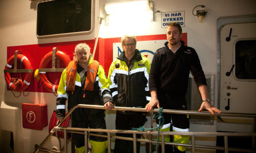 F�RST P� STEDET: Redningssk�yten Erik Bye var f�rste b�t p� stedet, og forteller at de tok kontroll over s�ket. Den ene jenta ble funnet inne med fj�resteinene, den andre litt lenger ute p� havet. Besetningen om bord (fra venstre) 
Roger P. Jensen, Thomas Vest Heden og skipper J�rgen Nyg�rd. FOTO: BJARNE YTR�Y