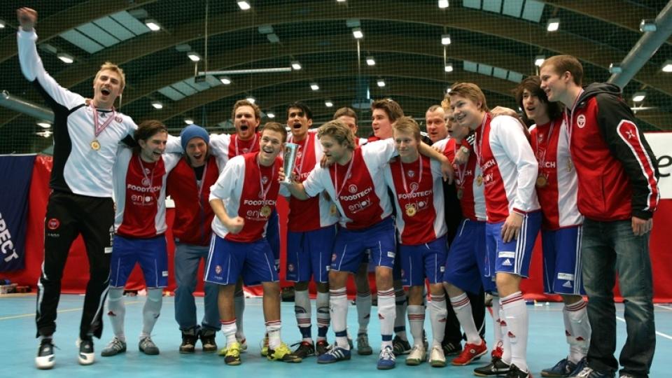 FRA S�LV TIL GULL: KFUM Oslo tapte seriefinalen mot Nidaros i fjor, og m�tte ta til takke med s�lv. I �r kunne kaptein Thomas S�ther l�fte det synlige beviset p� at K�ffa er seriemestere i futsalligaen etter en dramatisk semifinale mot Vegakameratene.Foto: Guttorm Lende