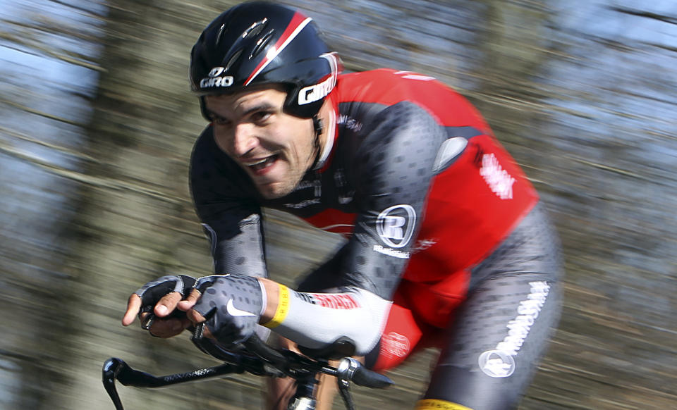 TATT AV VINDEN: RadioShack-rytter Gert Steegmans ble tatt av en virvelvind like etter at dette bildet ble tatt under prologen av Paris-Nice.Foto: SCANPIX/REUTERS/Eric Gaillard