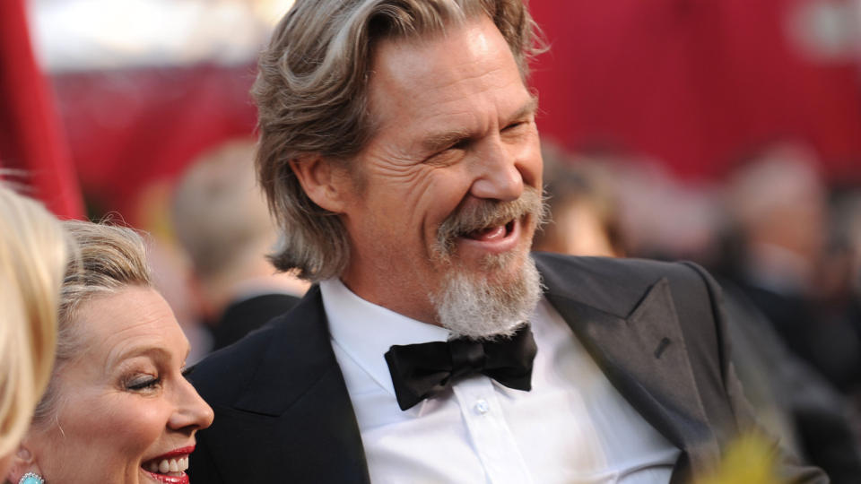  BESTE MANNLIGE HOVEDROLLE:  Jeff Bridges smilte hele veien i natt, her sammen med sin kone gjennom 33 �r, Susan. FOTO: AP/SCANPIX.