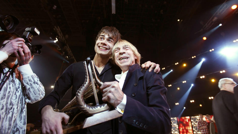 �RETS SPELLEMANN. Alexander Rybak vil gj�re noe nytt i 2012. Her under utdelingen av Spellemannprisen p� l�rdag, sammen med �rets hedersvinner Jahn Teigen. Foto: Stian Lysberg Solum / SCANPIX