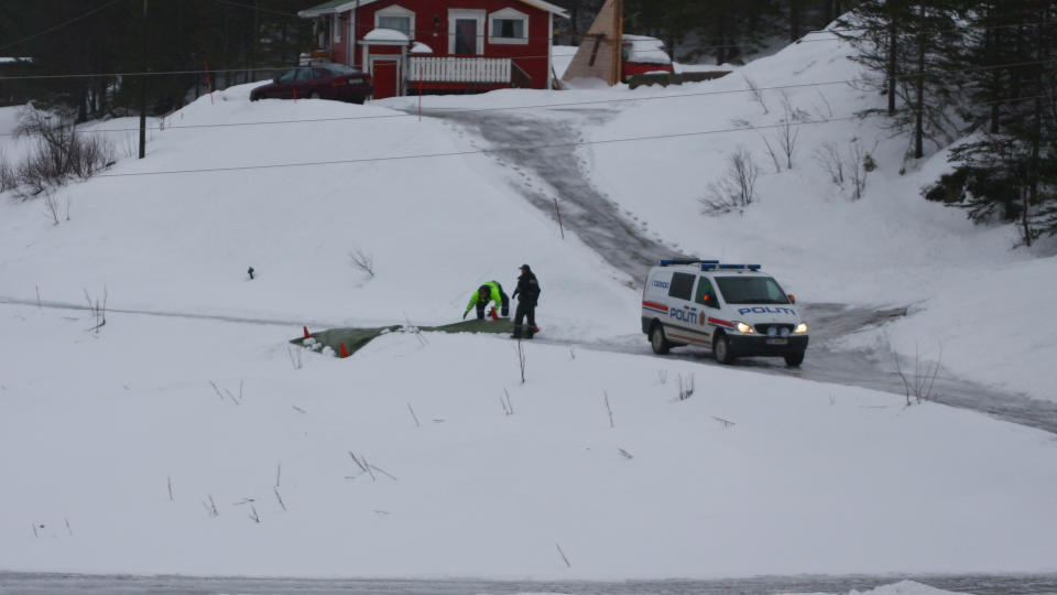 FUNNET I VEIKANTEN: Avd�de ble funnet av en forbipasserende der de to politimennene st�r i midten av bildet. FOTO: Geir Lakselvhaug