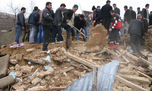 - ALT HAR RAST SAMMEN: Flere tyrkiske landsbyer ble hardt rammet av et kraftig skjelv i natt, norsk tid. Her s�ker redningsmannskaper gjennom ruinene i byen Elazig. Foto: AFP/ANATOLIA NEWS AGENCY/SCANPIX
