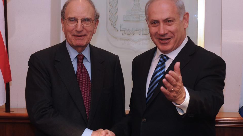 GR�NT LYS: Statsminister Benyamin Netanyahu (t.h.) tok imot USAs Midt�sten-utsending George Mitchell i Jerusalem i g�r. Joe Biden ankommer i dag, og Israel gj�r det klart at de gir gr�nt lys for en ny bosetning p� Vestbredden. Foto: EPA/Scanpix