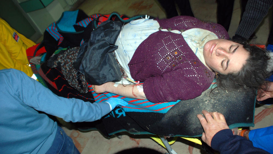 REDDES: En skadd kvinnes b�res ut av redningsmannskaper Tyrkia-skjelvet som rammet i natt. Minst 41 personer er s� langt meldt d�de. Foto: AFP /ANATOLIA NEWS AGENCY/SCANPIX
