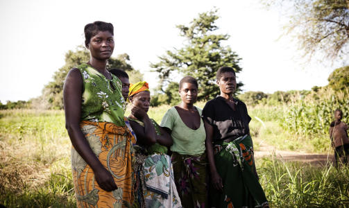BEKYMRET: Ethel Chanza (31) og de andre kvinnene i landsbyen Salima i Malawi er bekymret for fremtiden. De opplever klimaendringene p� kroppen. Foto: Sigurd Fandango