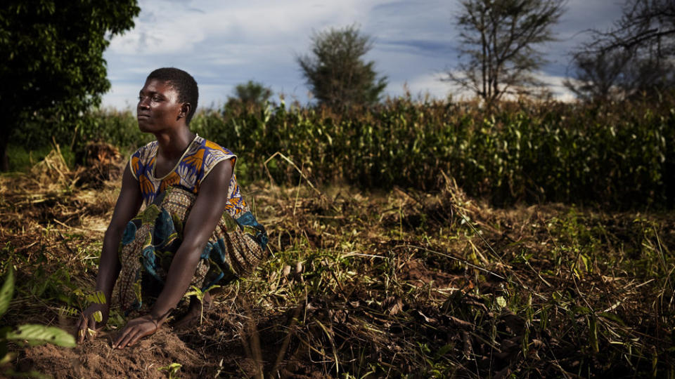 KLAR FOR KAMP: Fanizo Jason (27) er blant noen av kvinnene i Malawi som planter tr�r for � beskytte seg mot klimaendringer. Foto: Sigurd Fandango.