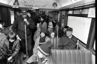 SCENEN VI HUSKER: Bildet av kong Olav p� trikken under oljekrisen i 1973 gikk verden rundt. Men p� selve turen var ikke alle klar over at en av passasjerene i vogna var landets konge. Deres identitet var lenge en g�te.