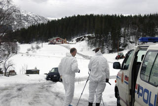 TEKNISKE UNDERS�KELSER: Politiet gjorde i g�r en rekke kriminaltekniske unders�kelser p� stedet en mann ble funnet d�d i g�r. 
Foto: Ole Sommarset / Deadline TV & Video AS
/ Scanpix