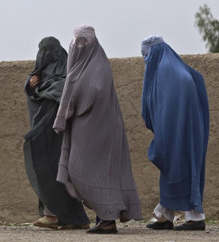 AFGHANISTAN VERST: Burkakledde kvinner g�r langs en vei i Arghandabdalen i provisen Kandahar i det s�rlige Afghanistan. Afghanistan er verdens verste land � leve i for kvinner, fulgt av Somalia og Kongo, viser en liste som hjelpeorganisasjonen CARE la fram p� den internasjonale kvinnedagen i dag. De tre landene herjes alle av krig, og kvinnene rammes hardt av voldshandlinger. Foto: REUTERS / Baz Ratner / SCANPIX