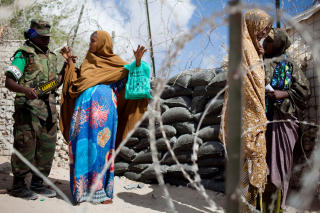 NUMMER TO: Somalia er nummer to p� lista over de verste landene for kvinner. Det finnes ikke noe nasjonalt juridisk system i landet, og lovene som de ulike regionene bruker, er sterkt diskriminerende mot kvinner, skriver CARE som begrunnelse. Her blir somaliske kvinner sjekket ut mens de venter i i k� for medisinsk hjelp. Foto:  AFP PHOTO/Yasuyoshi Chiba/SCANPIX