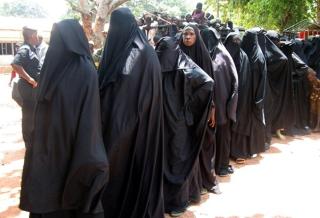 NIGER: Kvinner blir evakuert fra en islamistleir i Niger-staten Moka. Mange jenter i landet blir tvunget til � gifte seg og f� barn i veldig ung alder. Tre av fire jenter i Niger giftes bort f�r de fyller 18 �r. En av sju kvinner d�r i forbindelse med graviditet, f�dsel eller illegal og utrygg abort. Niger regnes som verdens femte verste land av CARE. Foto: REUTERS/Joy Simon/SCANPIX