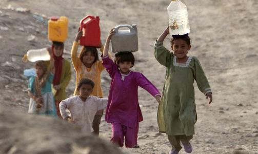 VOLD OG ANGREP: Mye vold i hjemmene, jevnlige angrep p� jenteskoler er blant grunnene til at Afghanistan er det verste landet i verden for kvinner. Foto: REUTERS/Ahmad Masood/SCANPIX