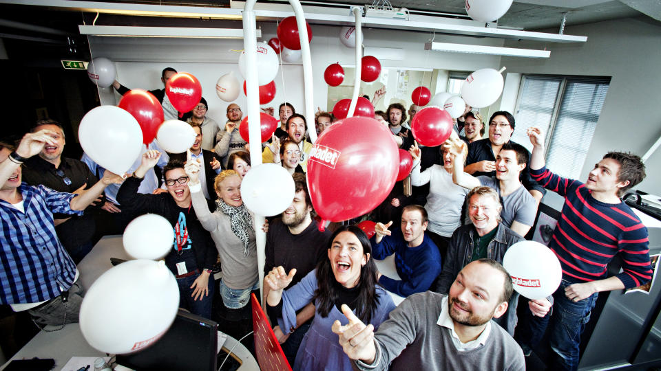 BURSDAG: Femten�rsdagen til Dagbladet.no ble feiret med ballongslipp p� desken i dag. P� bildet ser du et assortert utvalg journalister, fotografer og utviklere i Dagbladet. Foto: NINA HANSEN/DAGBLADET