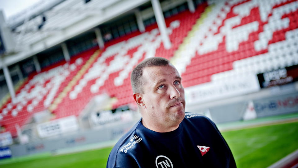 NESTEN DR�PEN FOR NORDLIE: At fem Kongsvinger-spillere gikk p� fylla med supporterne natt til l�rdag selv om de hadde kamp mot Skeid p� s�ndagen var vanskelig � svelge for Tom Nordlie - som if�lge styrelederen var sv�rt n�r � slutte der og da. Noen m�neder seinere gikk han til Fredrikstad, der han rykket ned mens gamleklubben gikk opp. For tida st�r Nordlie uten trenerjobb.  Foto: Jon Olav Nesvold / SCANPIX