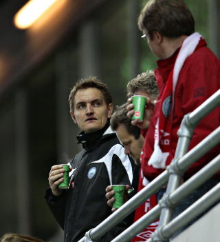 VAR USIKKER P� OM NORDLIE KOM TIL � M�TE OPP: Styreleder Henrik Mohn tok et n�del�st oppgj�r med de fem spillerne p� spillerm�tet f�r Skeid-kampen, mens Nordlie satt helt stille og observerte. 
Foto: ARNT E. FOLVIK / Dagbladet