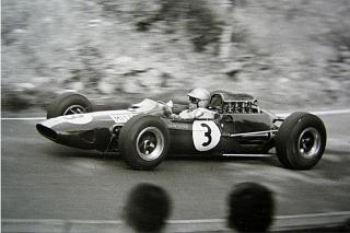 TIDENE HAR ENDRET SEG:  Her er det Gerhard Mitter som kj�rer en Lotus i 1965. Foto: WIKIPEDIA