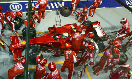 MER ENN BARE EN F�RER:  Her er Felipe Massa under en pitstopp i Singapore i september i fjor.  Foto: SCANPIX/AFP PHOTO/MARC-ANTOINE BAUDOUX