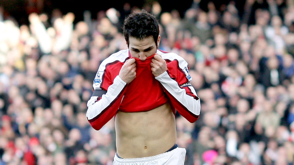 KAMP MOT KLOKKA: Cesc Fabregas p�dro seg skade i kneet i l�rdagens kamp mot Burnley. Nyhetsbyr�et AP melder at midtbanejuvelen g�r glipp av den sv�rt viktige kampen mot Porto i morgen. Foto: AP Photo/Simon Dawson