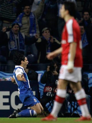 UTNYTTET KEEPERTABBER: Porto scoret to ganger etter d�rlig keeperspill fra Lukasz Fabianski. Her jubler Radamel Falcao. Foto: AP Photo/Armando Franca