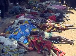 S�NDAG: D�de etter sammenst�tene utenfor byen Jos i Nigeria. Oppr�rere gikk l�s p� befolkningen med macheter. Foto: AP/NTA TV