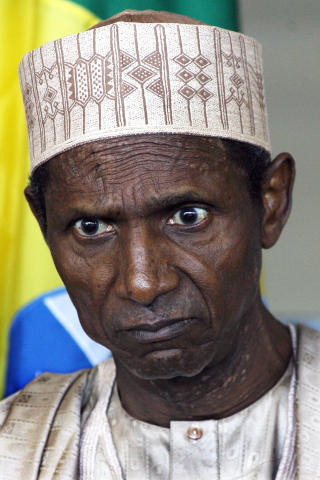 HJERTESYK: Nigerias president Umaru Yar'Adua mistet makten i februar. Han hadde v�rt under behandling for hjertesykdom i Saudi-Arabia i tre m�neder, og har siden ikke uttalt seg om saken. Foto: AFP PHOTO / JOEDSON ALVES