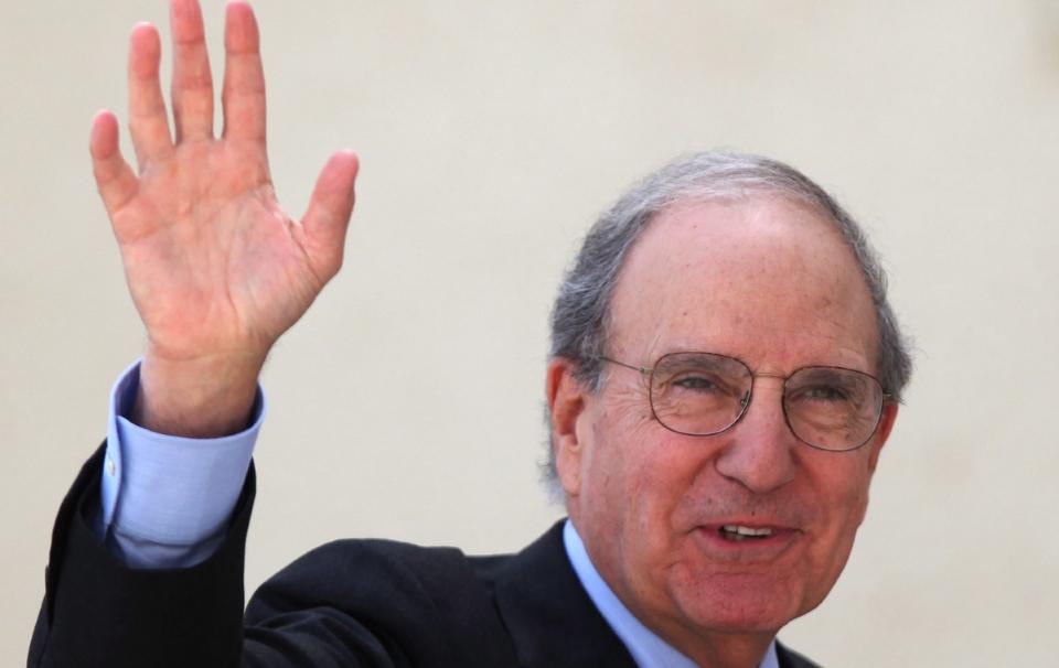 INVITASJON: USA's utsending til Midt-�sten, George Mitchell, har f�tt partene til � ville snakke sammen. Foto: EPA