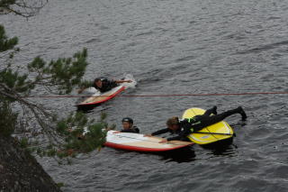 HER SKJER UHELLET: Lillian M�ller falt p� surfbrettet. Dagen etter kastet hun i h�ndkleet fra 71 grader nord. Foto: TVNORGE