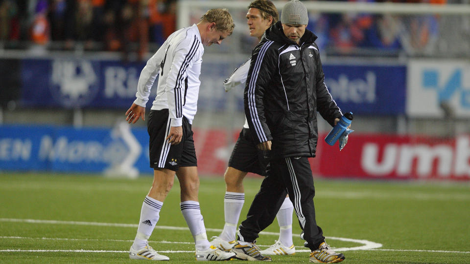 ANKELSKADD: Rosenborgs Steffen Iversen gikk av banen etter en duell under superfinalen mellom Aalesund og Rosenborg i g�r. N� kan f�rste tippeligakamp mot Molde g� fl�yten i tillegg.Foto: Svein Ove Ekornesvaag / Scanpix