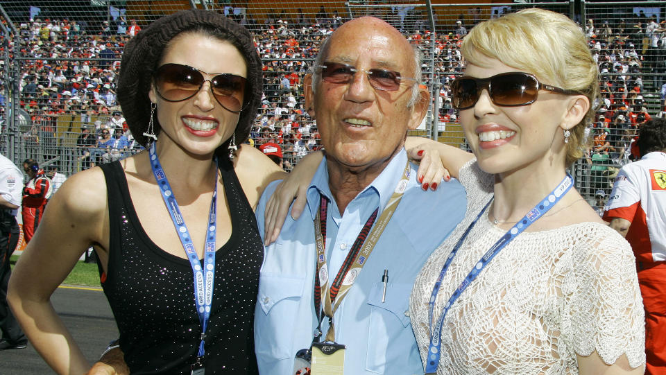 JETSETTER: Sir Stirling Moss har reist rundt i forbindelse med formel 1-sirkuset i mange �r etter at han selv la opp som aktiv sj�f�r. Her er han sammen med s�strene Kylie og Danni Minogue under Australian Grand Prix i 2007.Foto: SCANPIX/AP/Oliver Multhaup