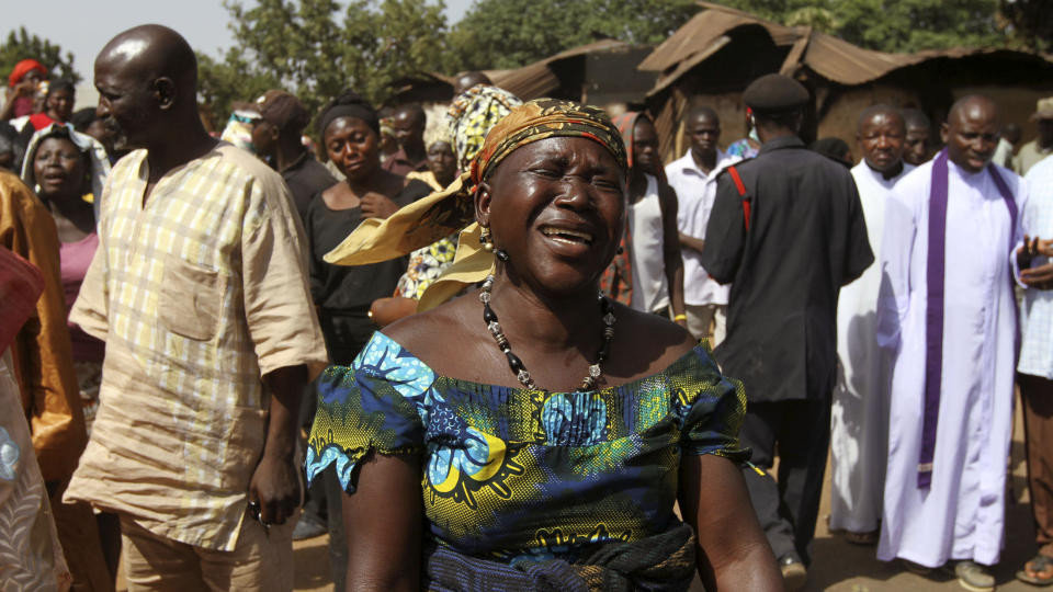 BRYTER UT I GR�T: Overlevende begraver sine d�de i landsbyen Dogo Nahawa etter massakren da minst 500 mennesker ble drept i omr�det rundt Jos i det midtre Nigeria. Foto: SCANPIX / Akintunde Akinleye / REUTERS