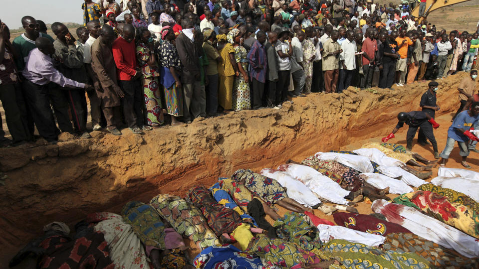 MASSEGRAV: Beboerne i Dogo Nahawa, en av de rammede landsbyene rundt 15 kilometer utenfor Jos, arrangerte massebegravelse av de d�de i dag. Foto: REUTERS/Akintunde Akinleye